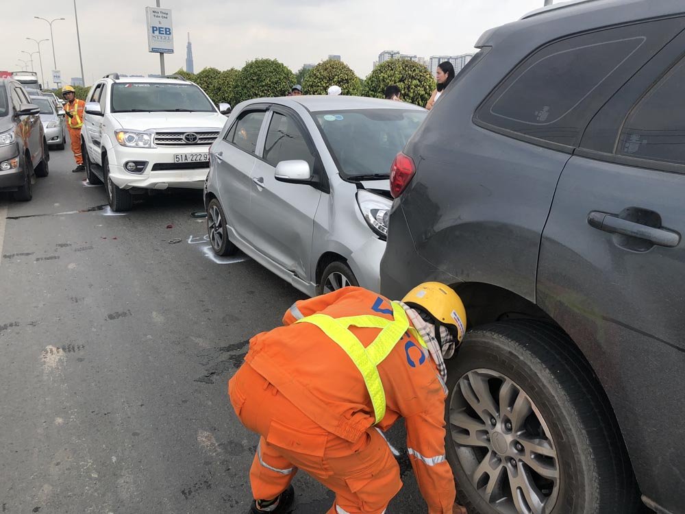 9 ô tô tông liên hoàn trên cao tốc, giao thông ùn tắc nghiêm trọng-2