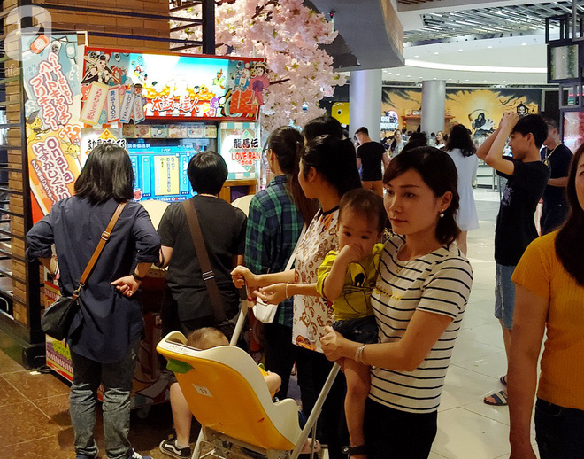 Hà Nội: Siêu thị kẹt cứng, người dân xếp hàng mua đồ ăn, trẻ nhỏ mệt nhoài ngủ gục trên vai cha mẹ-16