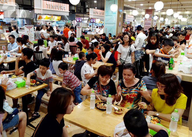 Hà Nội: Siêu thị kẹt cứng, người dân xếp hàng mua đồ ăn, trẻ nhỏ mệt nhoài ngủ gục trên vai cha mẹ-17