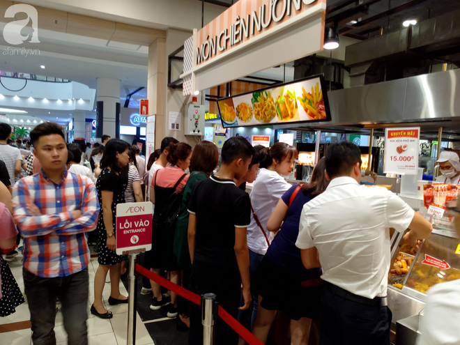 Hà Nội: Siêu thị kẹt cứng, người dân xếp hàng mua đồ ăn, trẻ nhỏ mệt nhoài ngủ gục trên vai cha mẹ-10