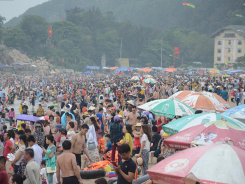 Bãi tắm Hạ Long rác đủ loại lềnh phềnh, trẻ nhỏ hồn nhiên ngụp lặn-6