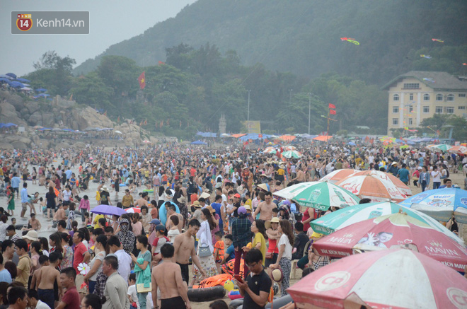 Biển người ken đặc, chen chúc trên các bãi tắm ở Sầm Sơn dịp lễ 30/4 - 1/5-8