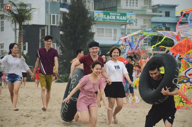 Biển người ken đặc, chen chúc trên các bãi tắm ở Sầm Sơn dịp lễ 30/4 - 1/5-7