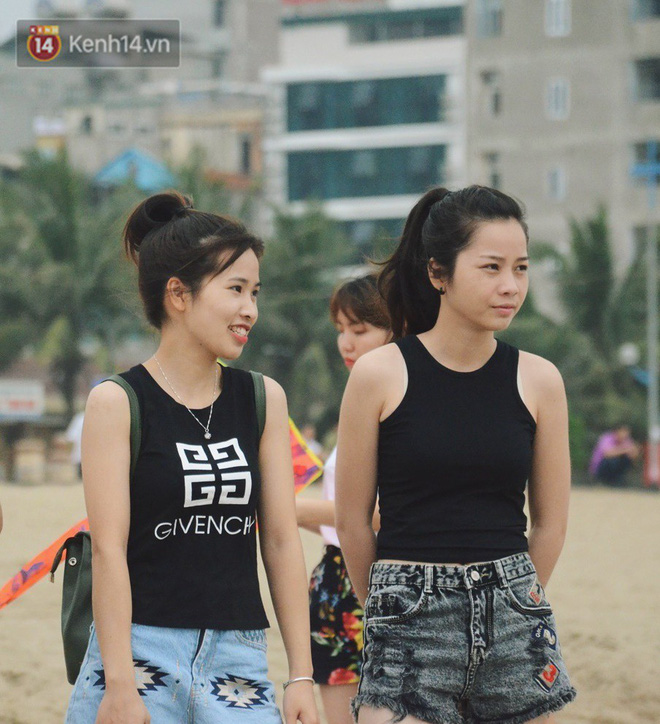 Biển người ken đặc, chen chúc trên các bãi tắm ở Sầm Sơn dịp lễ 30/4 - 1/5-12