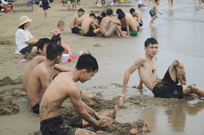 Biển người ken đặc, chen chúc trên các bãi tắm ở Sầm Sơn dịp lễ 30/4 - 1/5-11