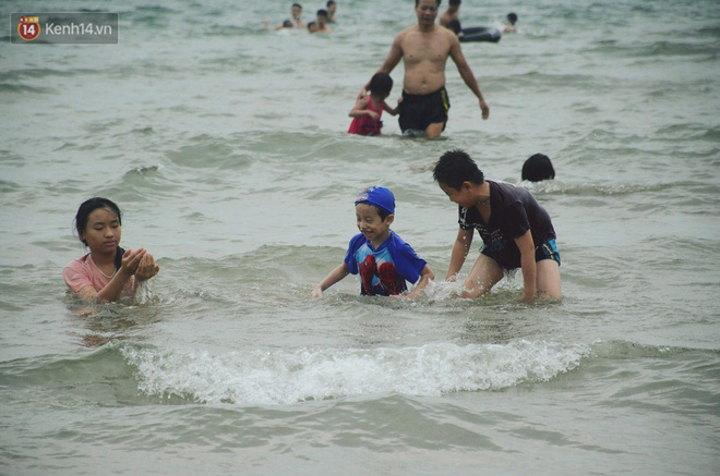 Biển người ken đặc, chen chúc trên các bãi tắm ở Sầm Sơn dịp lễ 30/4 - 1/5-6