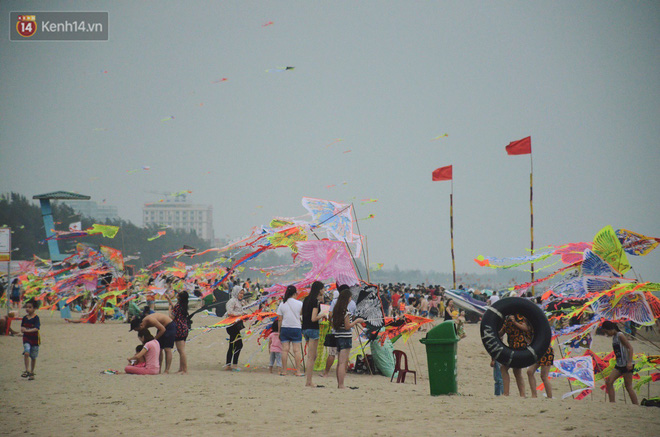 Biển người ken đặc, chen chúc trên các bãi tắm ở Sầm Sơn dịp lễ 30/4 - 1/5-3
