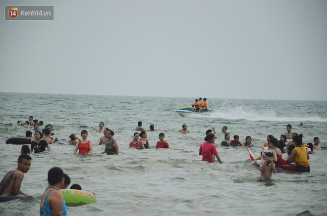 Biển người ken đặc, chen chúc trên các bãi tắm ở Sầm Sơn dịp lễ 30/4 - 1/5-2