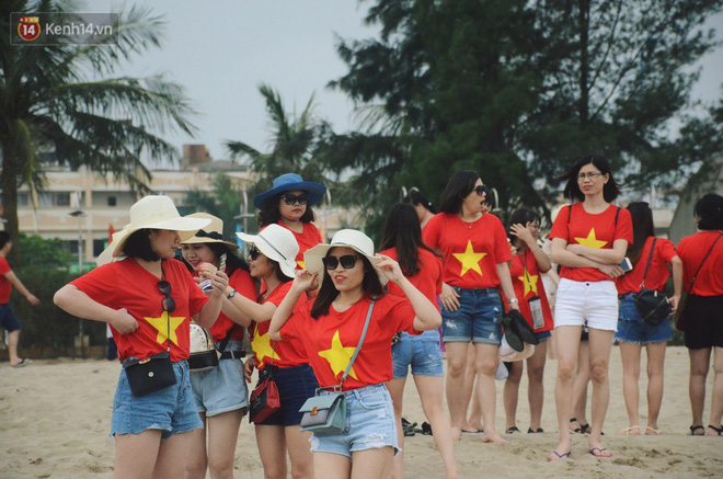 Biển người ken đặc, chen chúc trên các bãi tắm ở Sầm Sơn dịp lễ 30/4 - 1/5-9