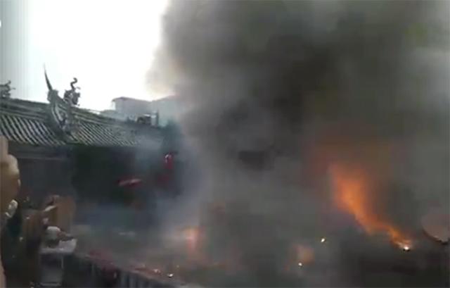 Xôn xao clip đám rước dâu bị ném pháo ầm ầm, nổ tung trời như chiến tranh-2