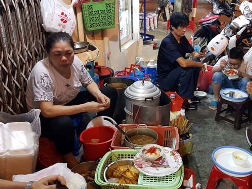 Hàng xôi nức tiếng phố cổ: Bán 3 tiếng ban đêm, ăn phải xếp hàng chờ