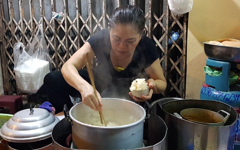 Hàng xôi nức tiếng phố cổ: Bán 3 tiếng ban đêm, ăn phải xếp hàng chờ-2