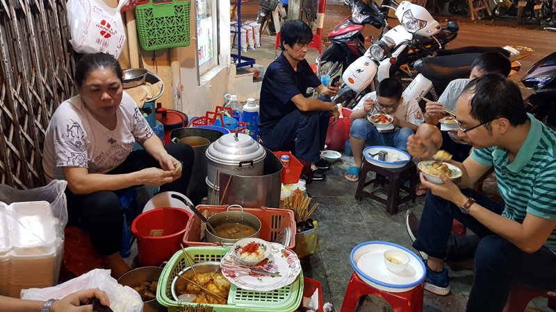 Hàng xôi nức tiếng phố cổ: Bán 3 tiếng ban đêm, ăn phải xếp hàng chờ-5