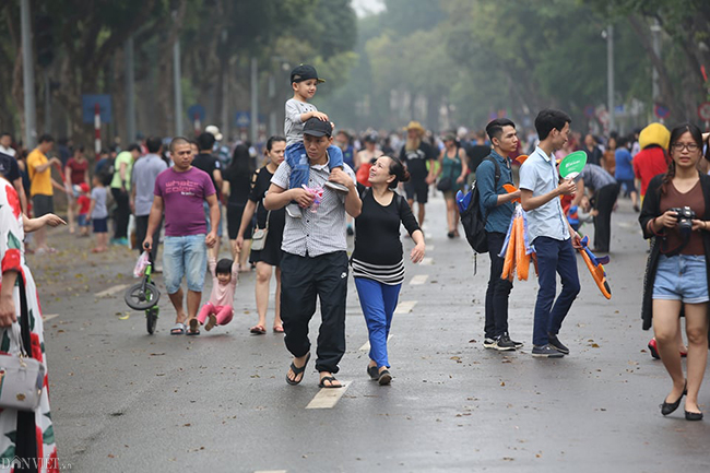 Các khu vui chơi ở Thủ đô đông nghịt người dịp nghỉ lễ-6