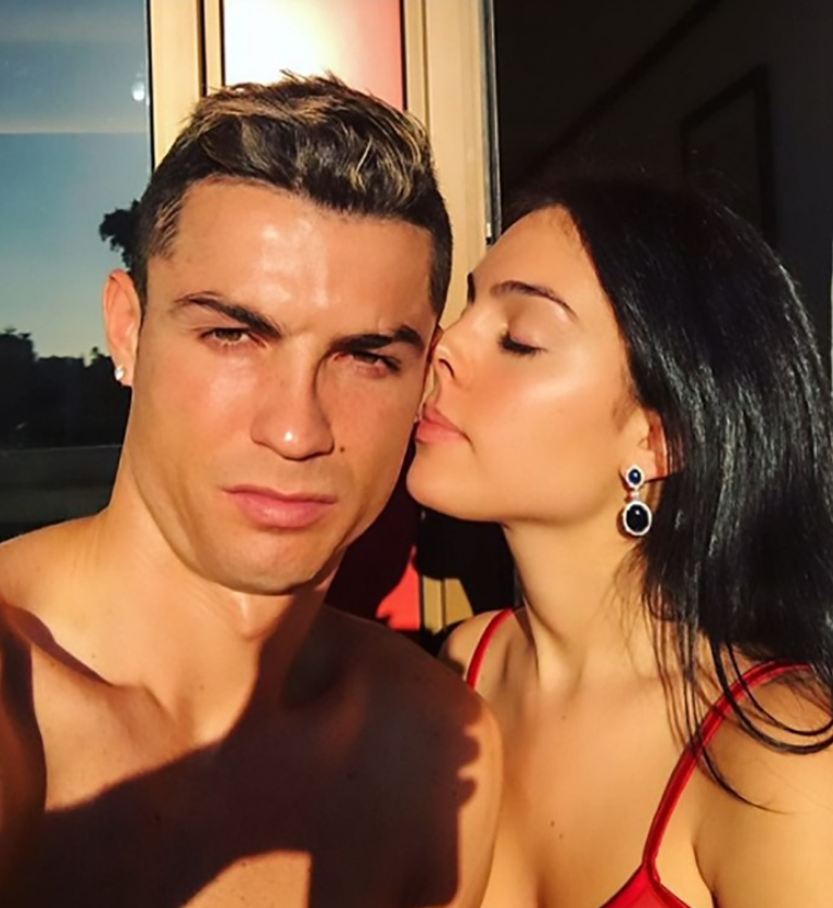 Georgina khoe nhẫn kim cương, Ronaldo đã cầu hôn bạn gái rồi chăng?-2