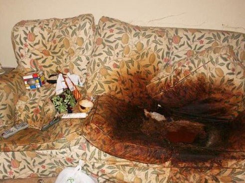 Con gái để mặc mẹ qua đời trên ghế sofa, căn phòng đầy rác rưởi và bộ quần áo tới 10 năm không thay