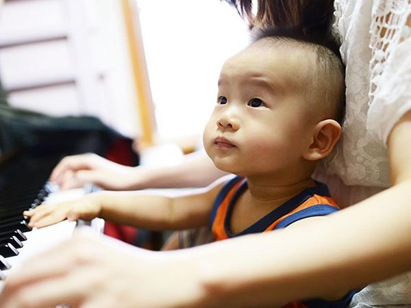 Tập piano 1 giờ mỗi ngày, sau 3 năm, sự phát triển của trẻ vượt quá sức tưởng tượng-2