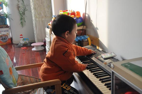 Tập piano 1 giờ mỗi ngày, sau 3 năm, sự phát triển của trẻ vượt quá sức tưởng tượng-1