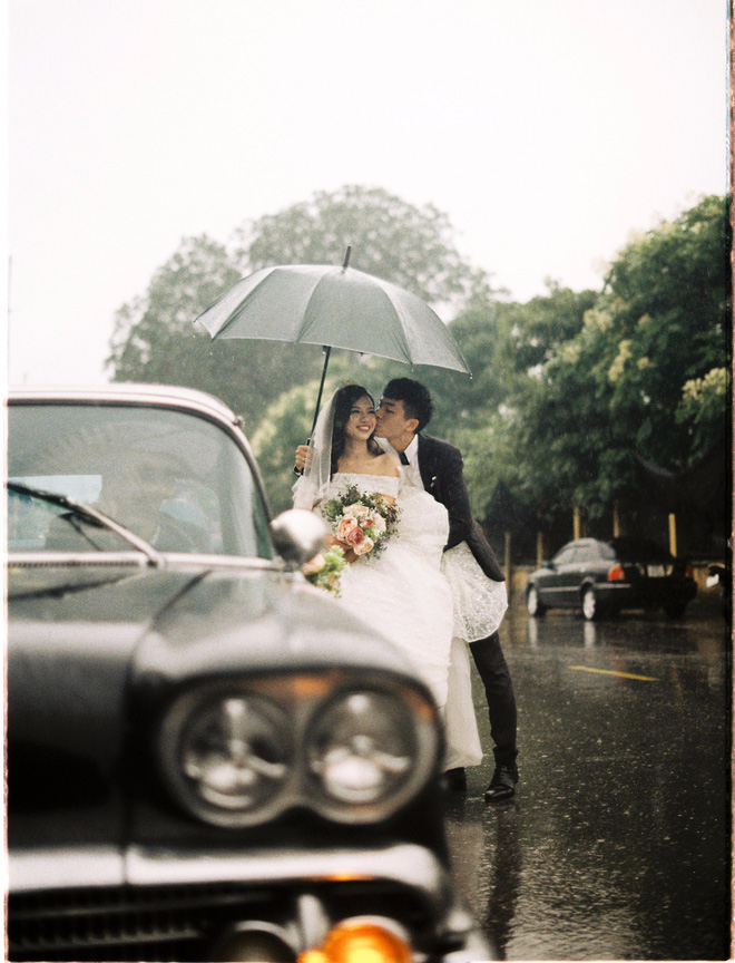 Hà Nội: Màn rước dâu bằng dàn xế cổ dưới trời mưa khiến bao người trầm trồ-10