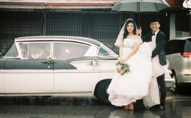 Hà Nội: Màn rước dâu bằng dàn xế cổ dưới trời mưa khiến bao người trầm trồ-9