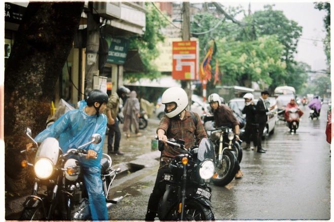 Hà Nội: Màn rước dâu bằng dàn xế cổ dưới trời mưa khiến bao người trầm trồ-6