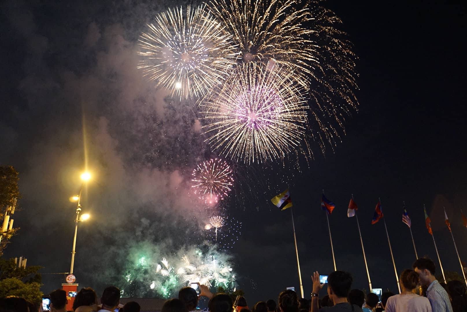 Pháo hoa rực sáng trên bầu trời Sài Gòn mừng lễ 30/4-2