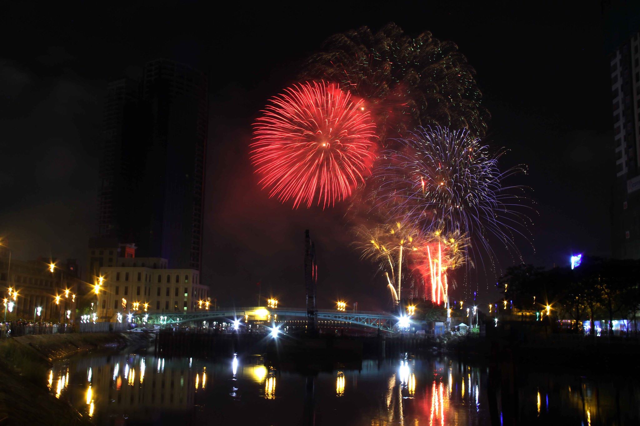 Pháo hoa rực sáng trên bầu trời Sài Gòn mừng lễ 30/4-11