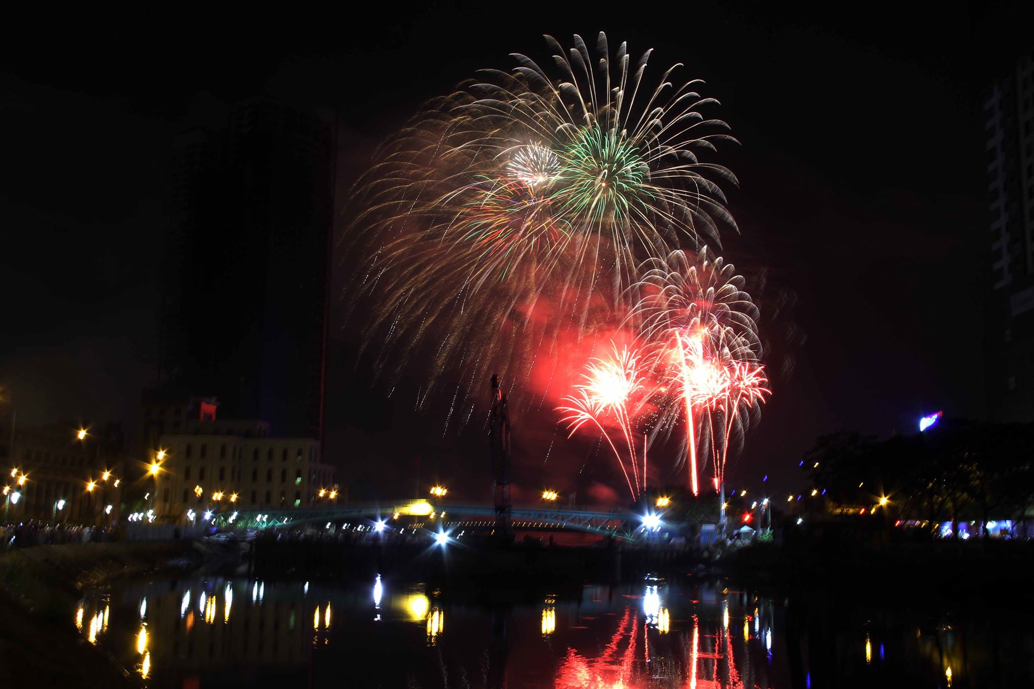 Pháo hoa rực sáng trên bầu trời Sài Gòn mừng lễ 30/4-12