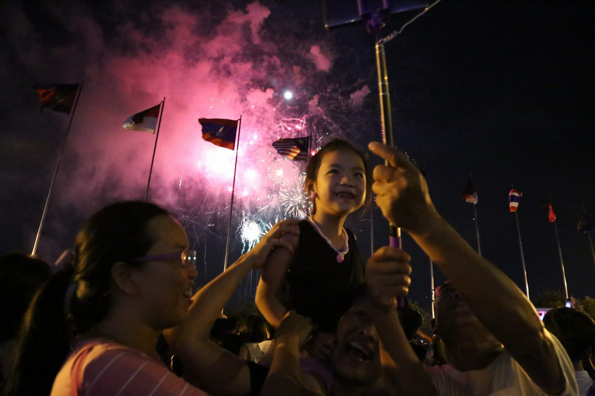 Pháo hoa rực sáng trên bầu trời Sài Gòn mừng lễ 30/4-13