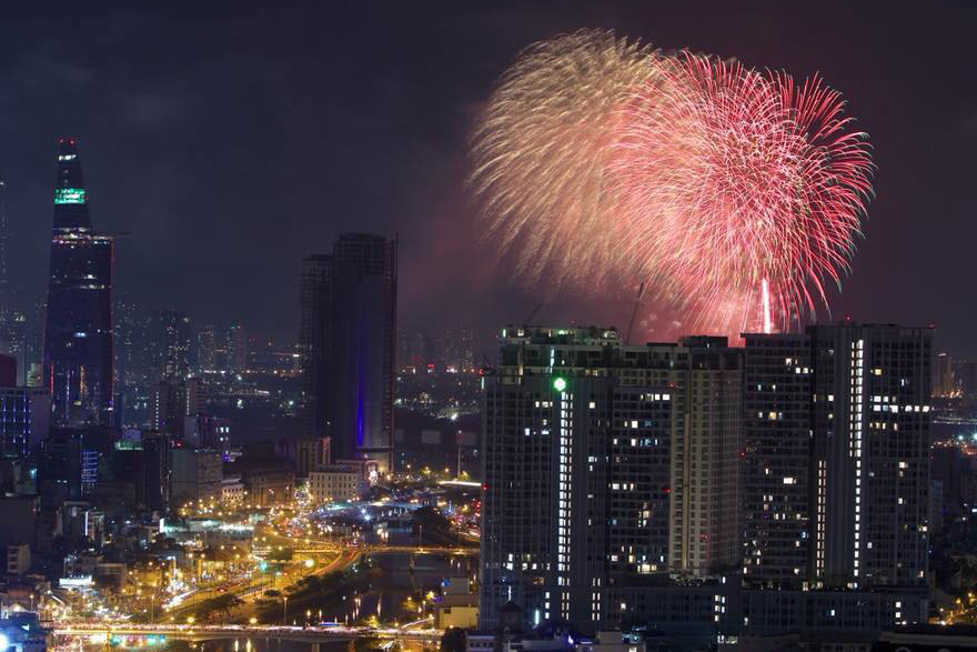 Pháo hoa rực sáng trên bầu trời Sài Gòn mừng lễ 30/4-14