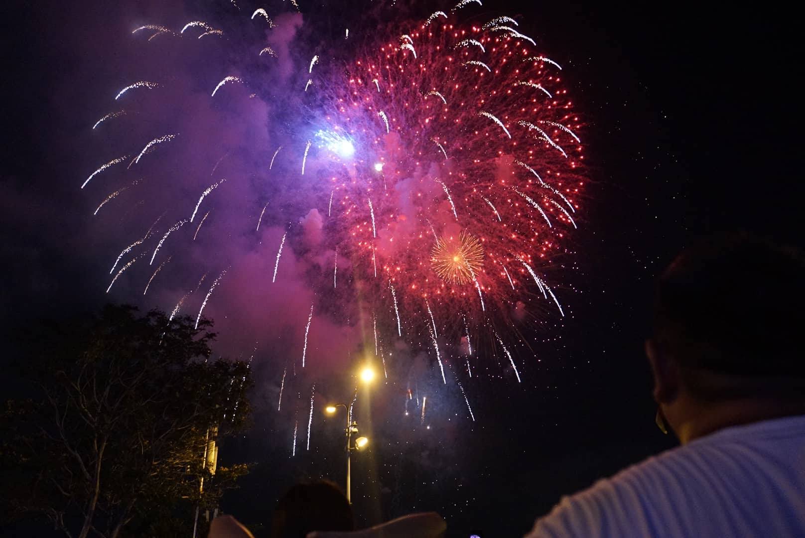 Pháo hoa rực sáng trên bầu trời Sài Gòn mừng lễ 30/4-3