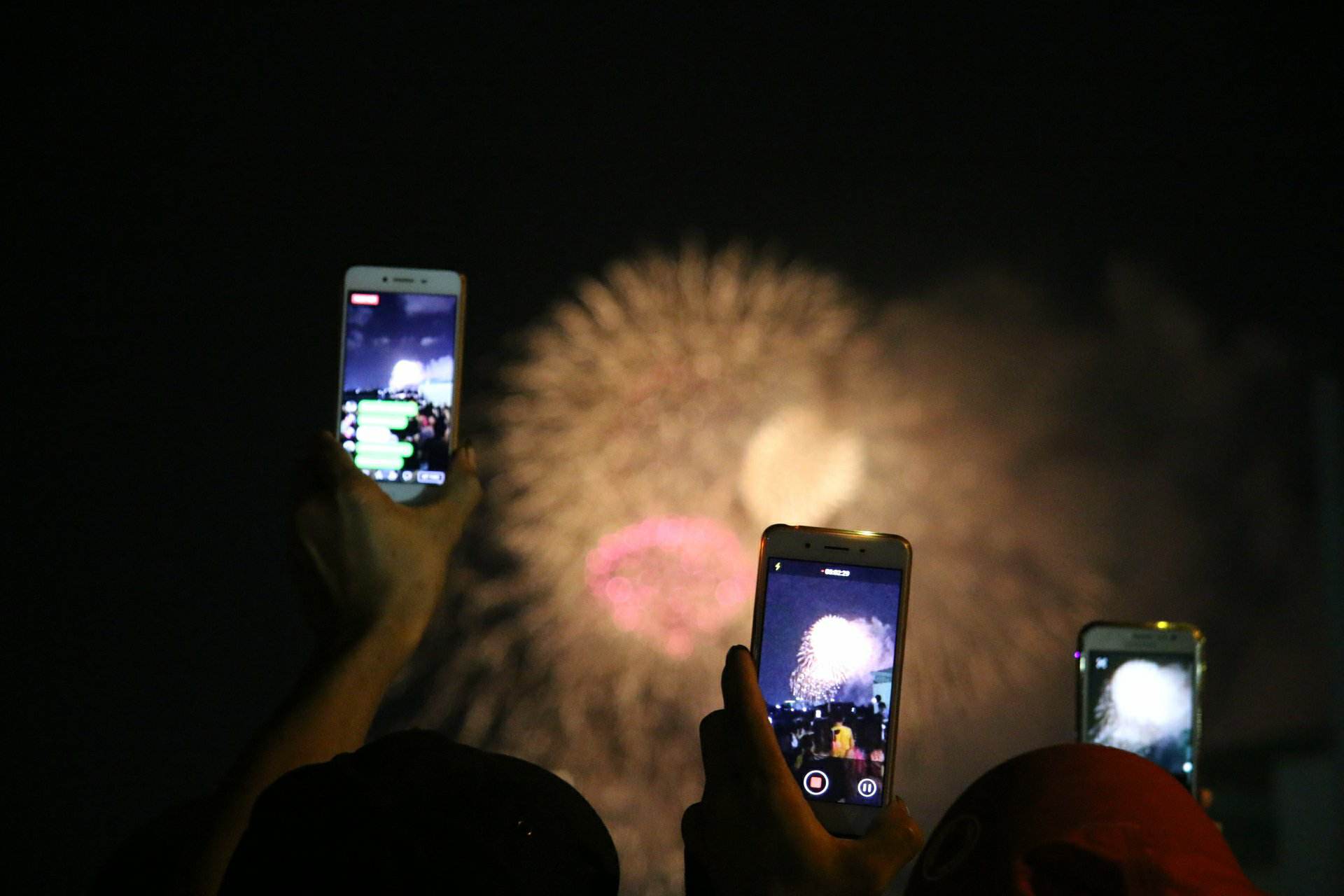 Pháo hoa rực sáng trên bầu trời Sài Gòn mừng lễ 30/4-4