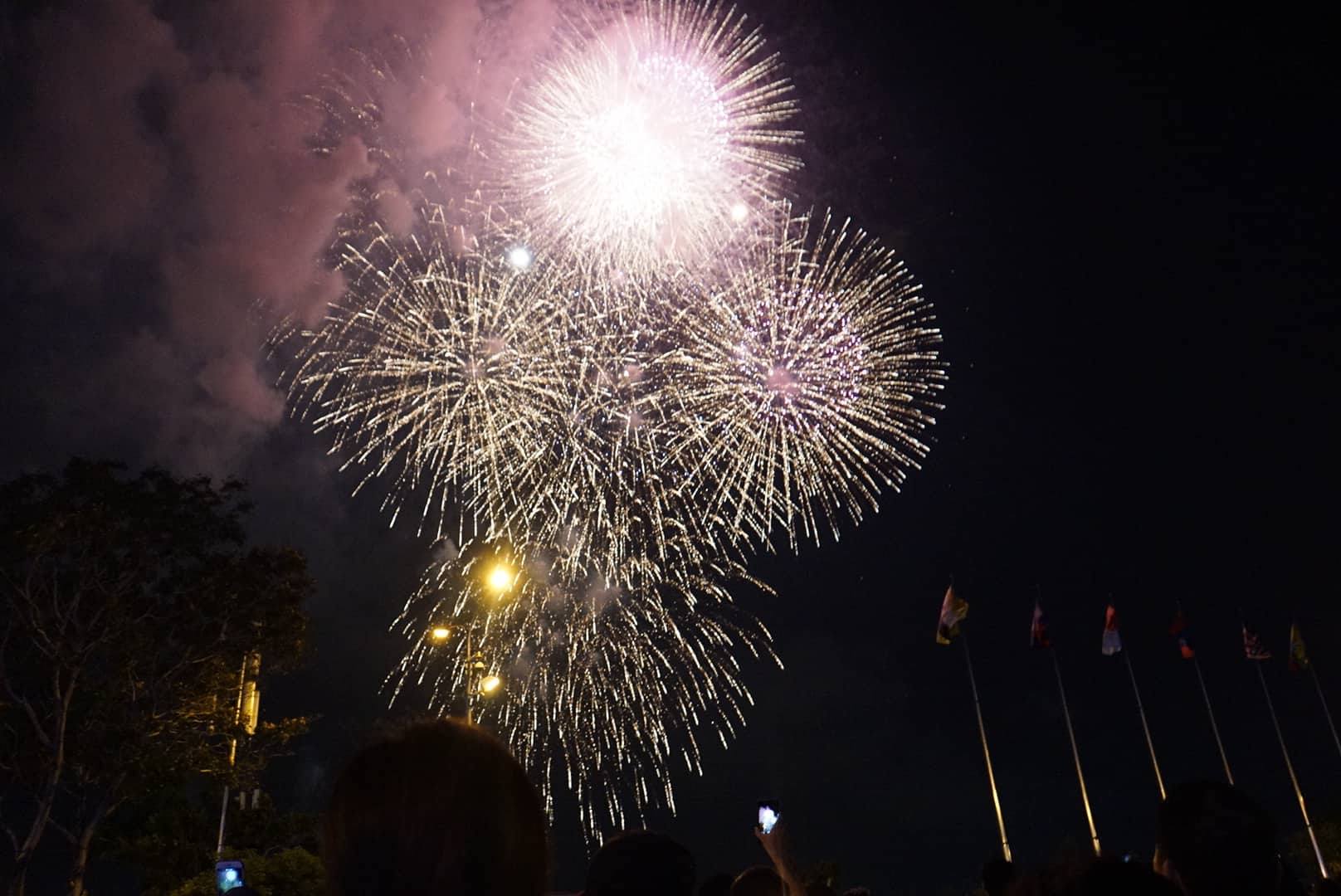 Pháo hoa rực sáng trên bầu trời Sài Gòn mừng lễ 30/4-5