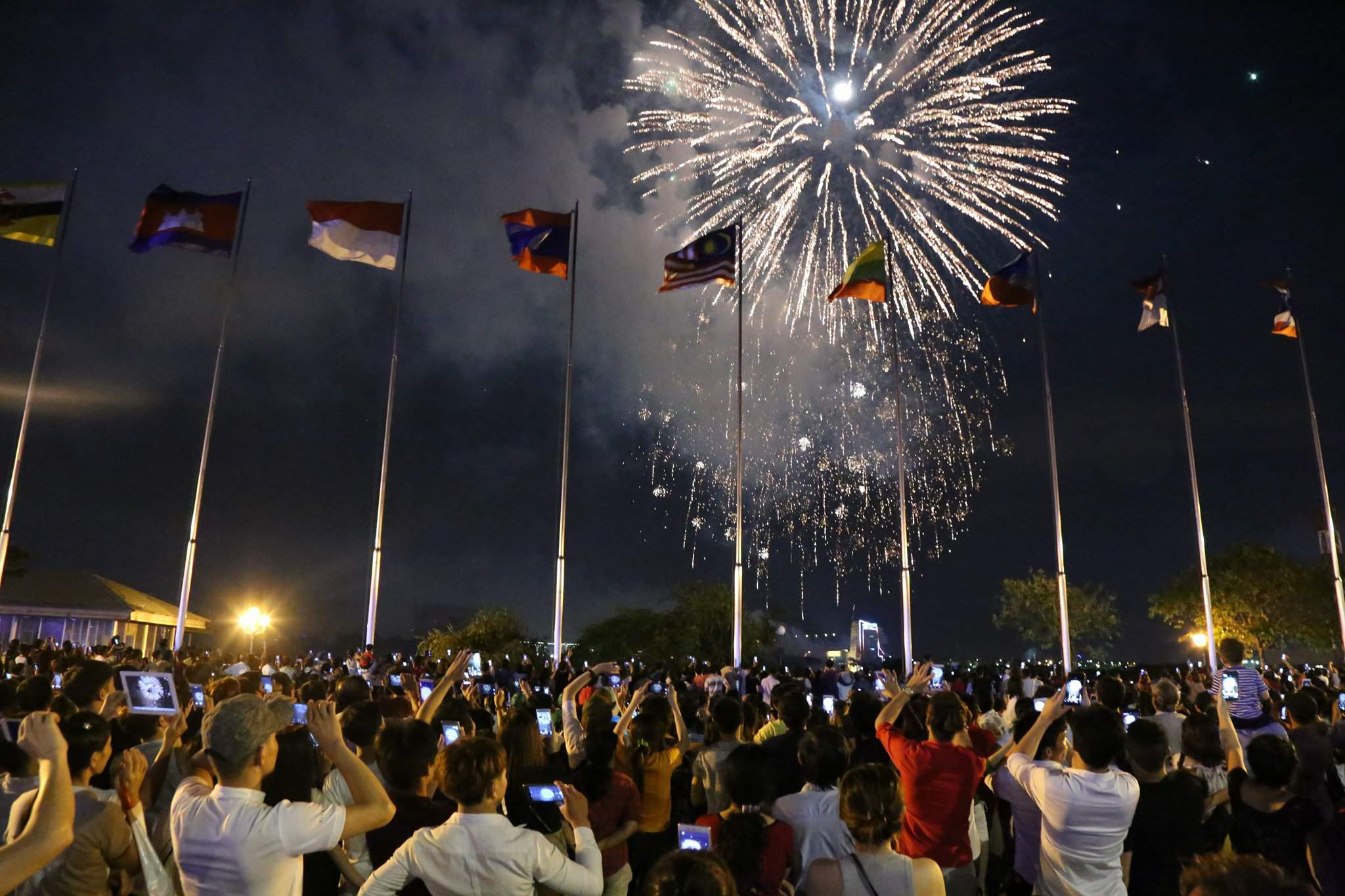 Pháo hoa rực sáng trên bầu trời Sài Gòn mừng lễ 30/4-6