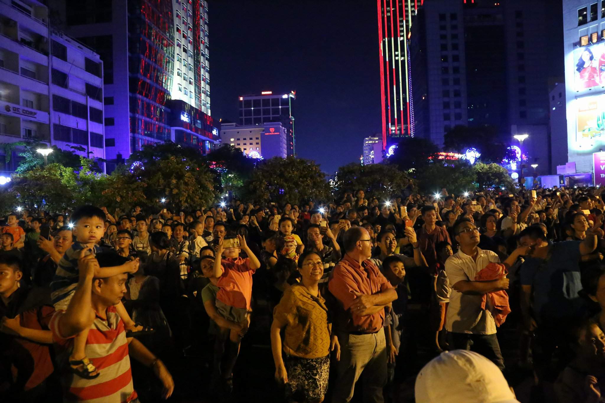 Pháo hoa rực sáng trên bầu trời Sài Gòn mừng lễ 30/4-7