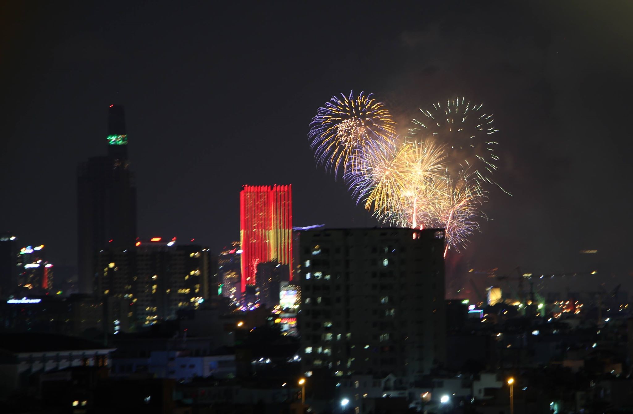 Pháo hoa rực sáng trên bầu trời Sài Gòn mừng lễ 30/4-8