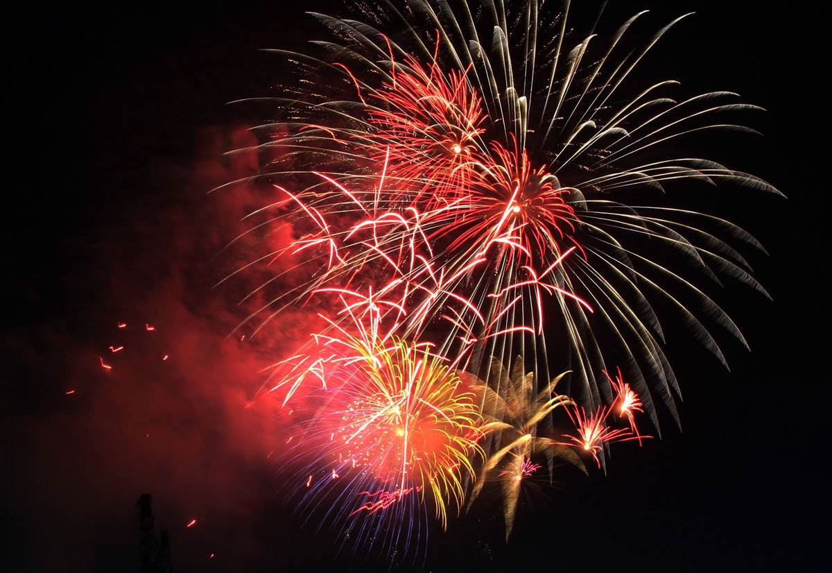 Pháo hoa rực sáng trên bầu trời Sài Gòn mừng lễ 30/4-10