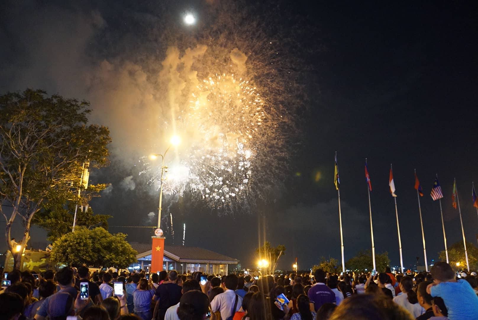 Pháo hoa rực sáng trên bầu trời Sài Gòn mừng lễ 30/4-1
