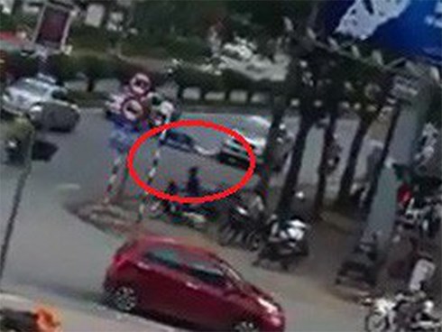 Clip gây phẫn nộ: Đi ngược chiều bị chặn, tài xế hung hăng lùi xe đâm trúng người