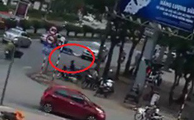 Clip gây phẫn nộ: Đi ngược chiều bị chặn, tài xế hung hăng lùi xe đâm trúng người-1