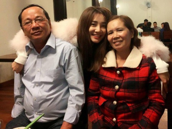 Cách ứng xử trái ngược của gia đình Nam Em và Nhã Phương khi scandal ập đến-3