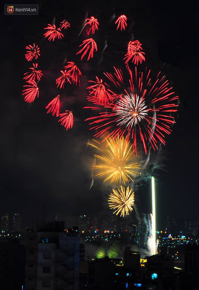 Chùm ảnh: Nhìn lại những màn pháo hoa đẹp mắt trên bầu trời Sài Gòn và Đà Nẵng trong đêm 30/4-7