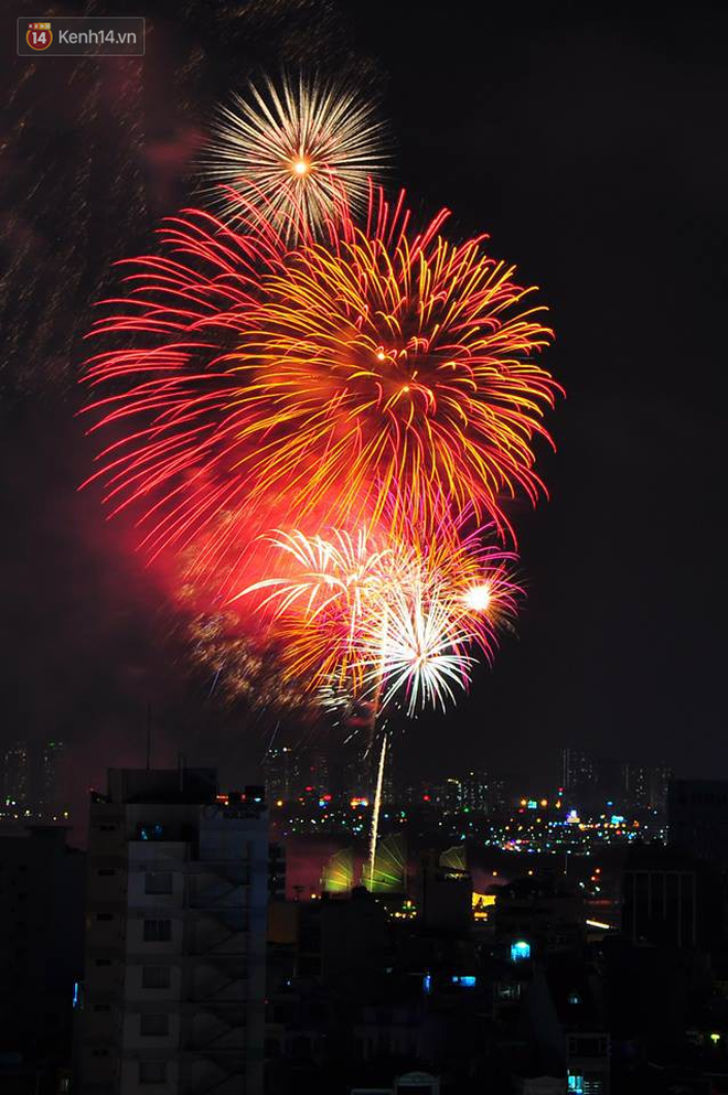 Chùm ảnh: Nhìn lại những màn pháo hoa đẹp mắt trên bầu trời Sài Gòn và Đà Nẵng trong đêm 30/4-6
