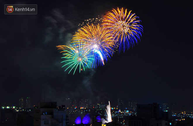 Chùm ảnh: Nhìn lại những màn pháo hoa đẹp mắt trên bầu trời Sài Gòn và Đà Nẵng trong đêm 30/4-5