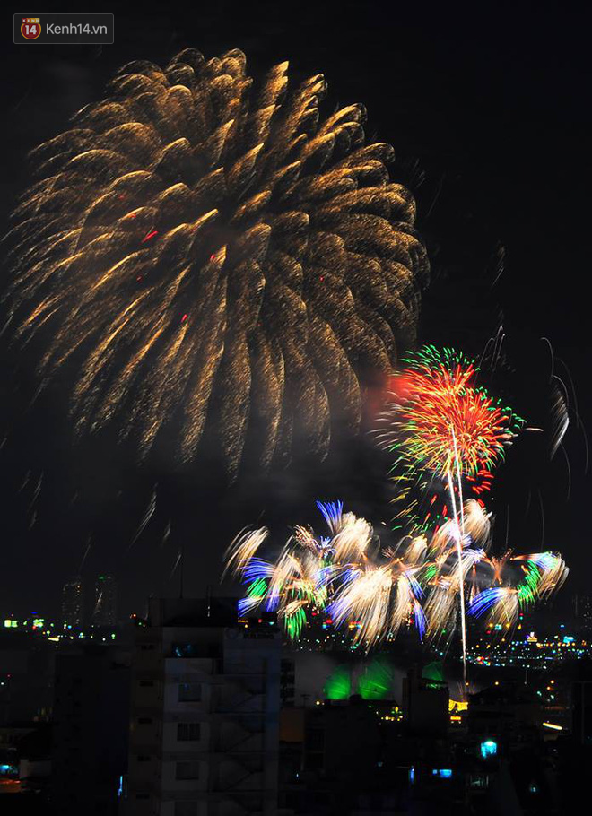 Chùm ảnh: Nhìn lại những màn pháo hoa đẹp mắt trên bầu trời Sài Gòn và Đà Nẵng trong đêm 30/4-4