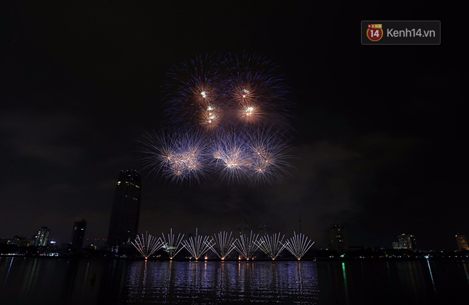 Chùm ảnh: Nhìn lại những màn pháo hoa đẹp mắt trên bầu trời Sài Gòn và Đà Nẵng trong đêm 30/4-14