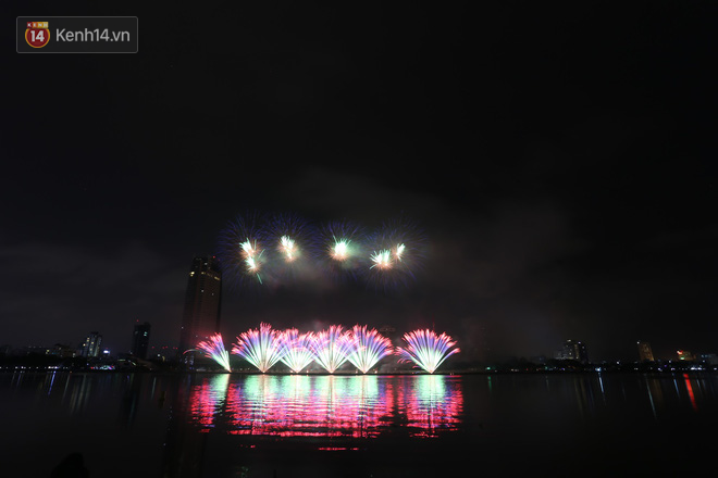 Chùm ảnh: Nhìn lại những màn pháo hoa đẹp mắt trên bầu trời Sài Gòn và Đà Nẵng trong đêm 30/4-20