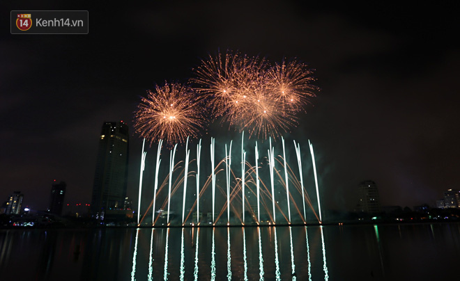 Chùm ảnh: Nhìn lại những màn pháo hoa đẹp mắt trên bầu trời Sài Gòn và Đà Nẵng trong đêm 30/4-18