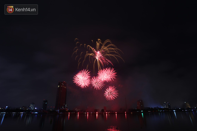 Chùm ảnh: Nhìn lại những màn pháo hoa đẹp mắt trên bầu trời Sài Gòn và Đà Nẵng trong đêm 30/4-16