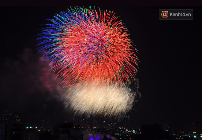 Chùm ảnh: Nhìn lại những màn pháo hoa đẹp mắt trên bầu trời Sài Gòn và Đà Nẵng trong đêm 30/4-2